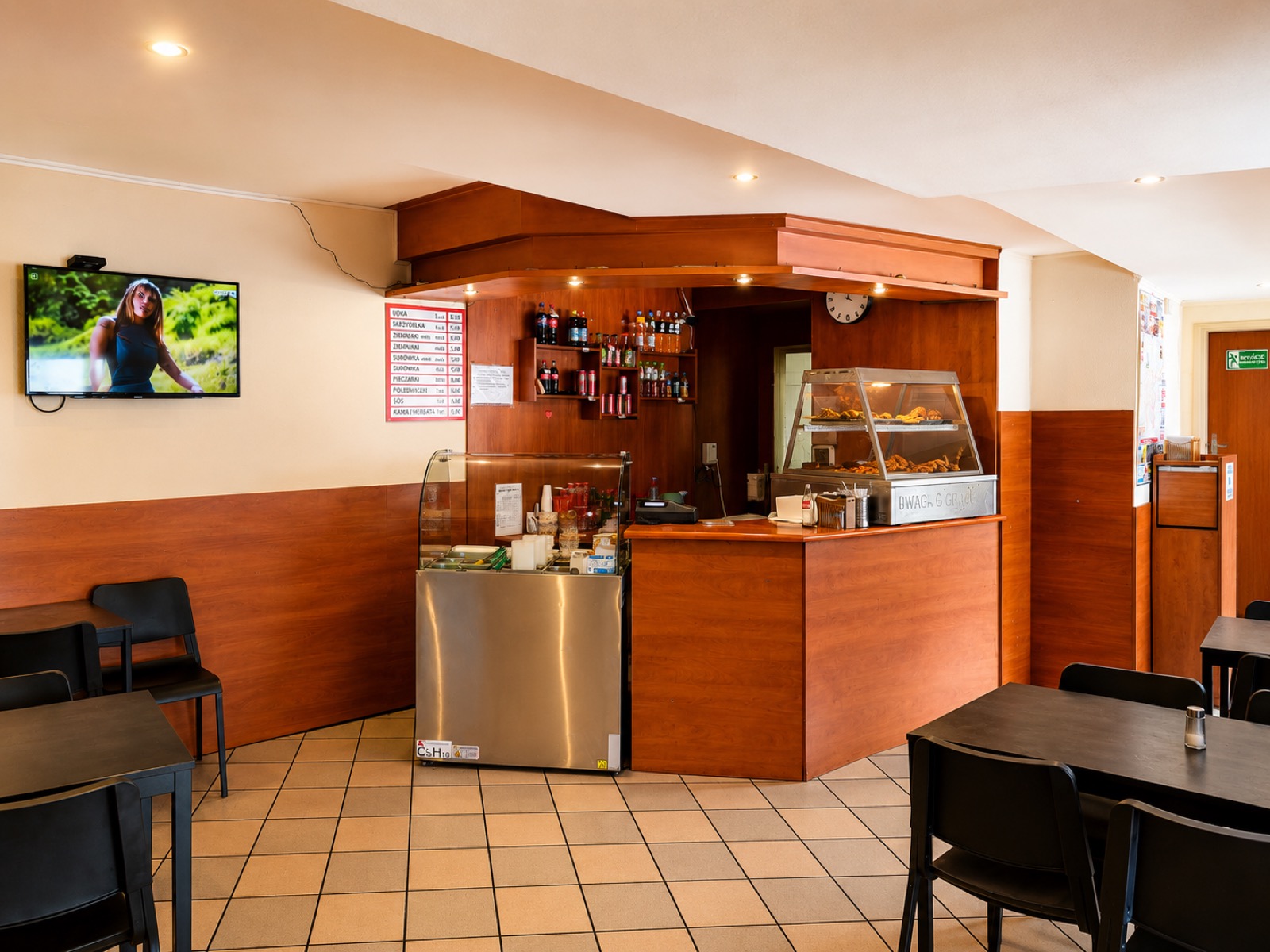 Sala i bar z menu na ścianie