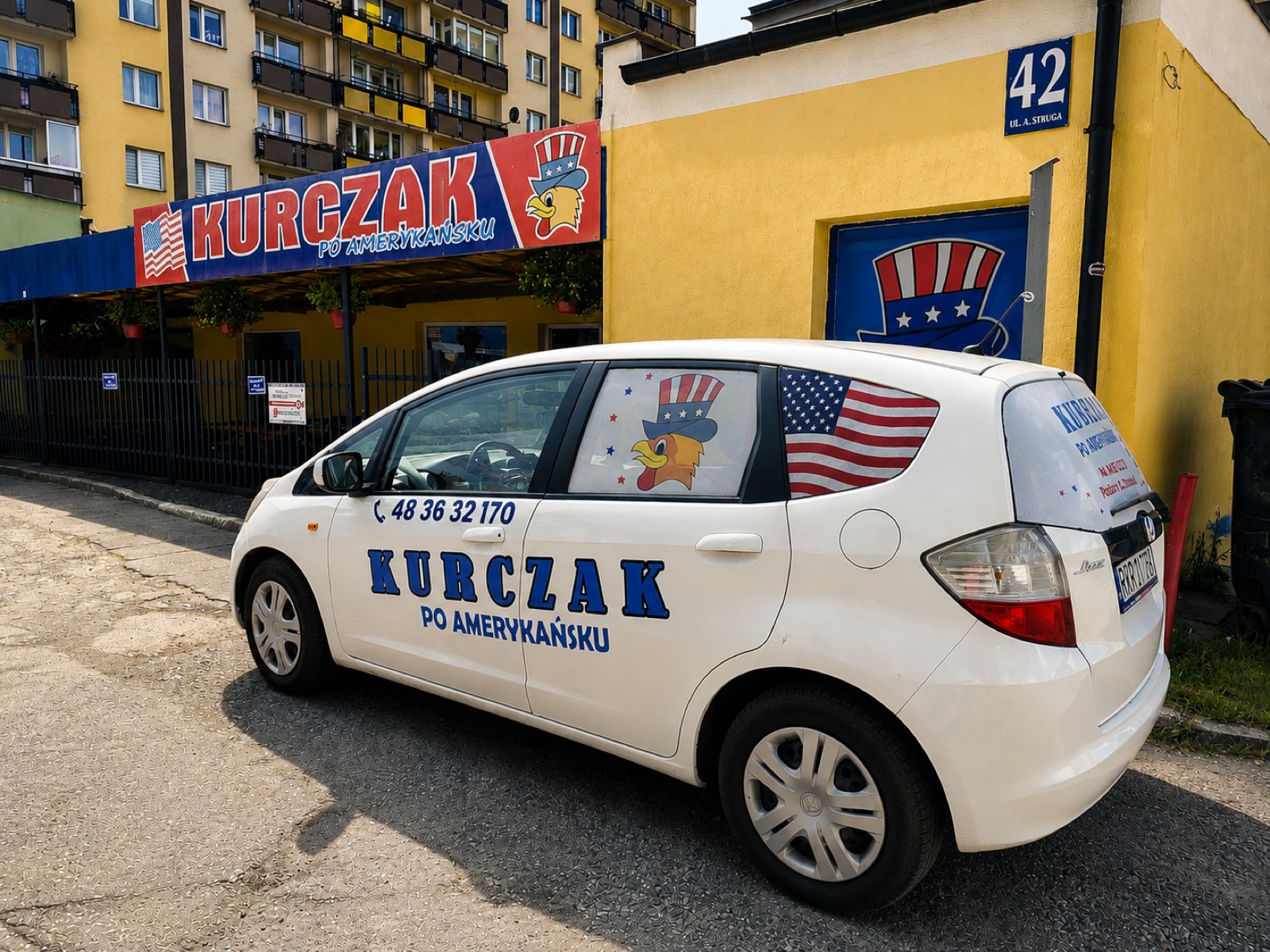 Samochód dostawczy Kurczak po Amerykańsku przed lokalem